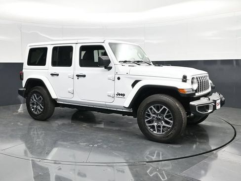 Used 2025 Jeep Wrangler Unlimited Sahara AWD/4WD image 5