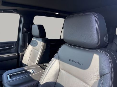 Used 2022 GMC Yukon XL Denali AWD/4WD image 8
