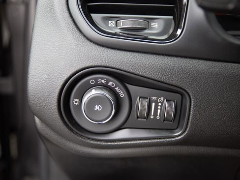 Used 2019 Jeep Renegade Altitude w/ UConnect 8.4 Nav Group AWD/4WD image 19