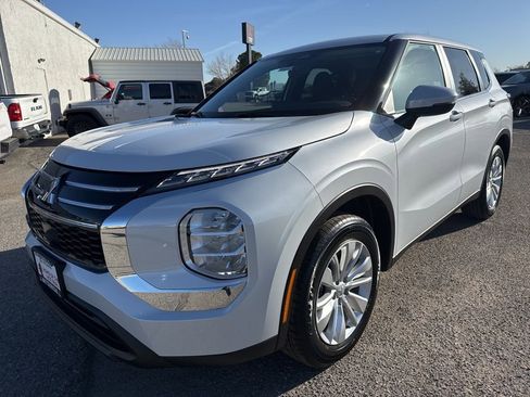 New 2026 Mitsubishi Outlander ES image 3