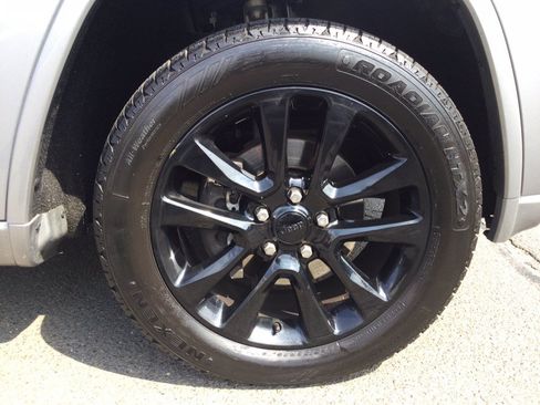 Used 2018 Jeep Grand Cherokee Altitude AWD/4WD image 47