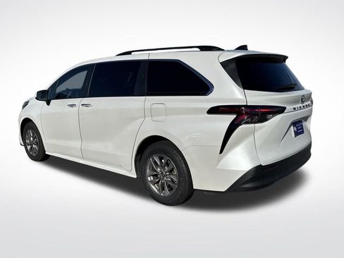Used 2023 Toyota Sienna XLE image 4