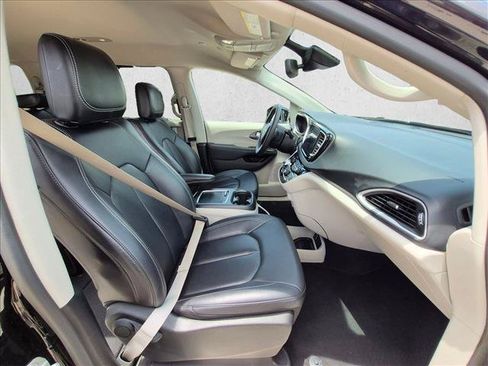 Used 2024 Chrysler Pacifica Touring-L FWD image 17