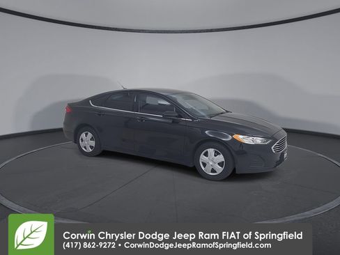 Used 2019 Ford Fusion S image 2