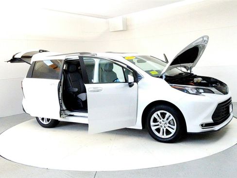 Certified 2024 Toyota Sienna XLE w/ XLE Plus Package image 12