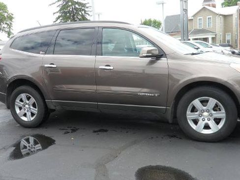 Used 2009 Chevrolet Traverse LT FWD image 1