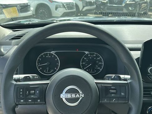 Used 2024 Nissan Pathfinder S image 16