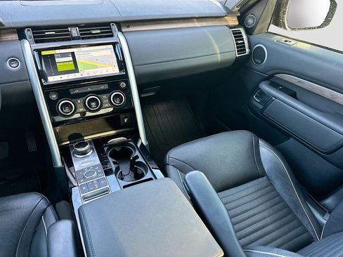 Used 2019 Land Rover Discovery HSE image 24