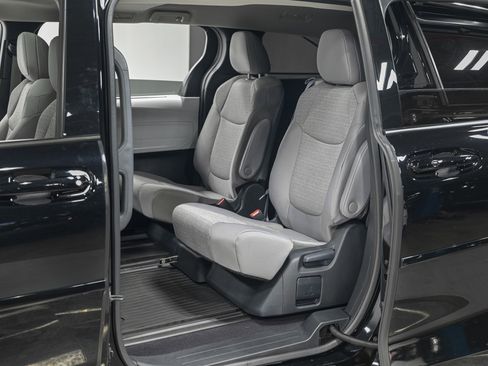 Used 2025 Toyota Sienna LE w/ LE Plus Package image 26