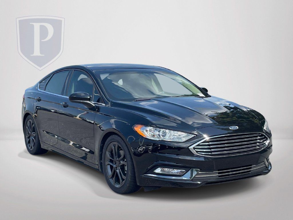 Used 2018 Ford Fusion SE w/ Equipment Group 201A FWD image 2