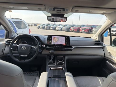 Used 2021 Toyota Sienna Limited image 16