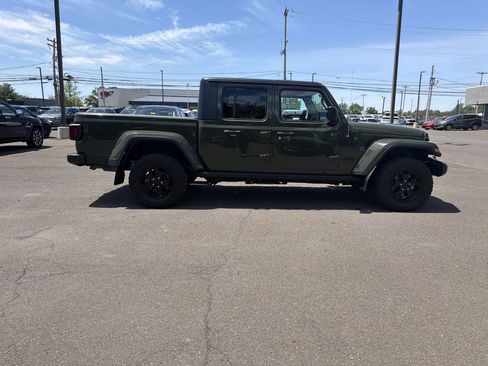 Used 2023 Jeep Gladiator Sport AWD/4WD image 6