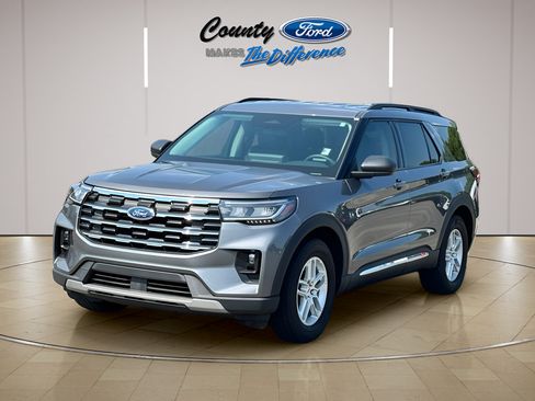 Used 2025 Ford Explorer Active w/ Active Comfort Package RWD image 2