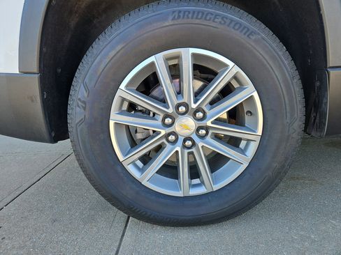 Used 2023 Chevrolet Traverse LT image 5