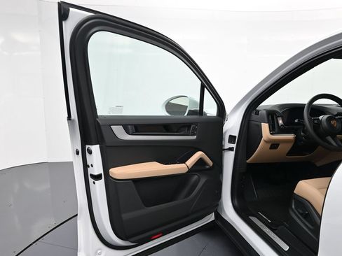Certified 2026 Porsche Cayenne AWD/4WD image 15