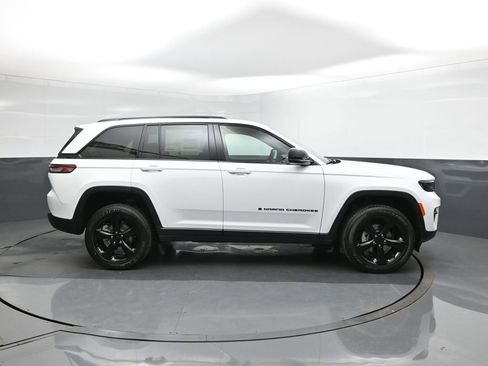 New 2025 Jeep Grand Cherokee Altitude image 26