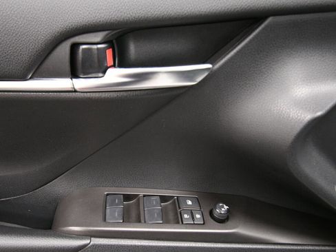 Used 2024 Toyota Camry SE image 11