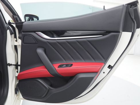 Certified 2023 Maserati Ghibli Modena RWD image 11