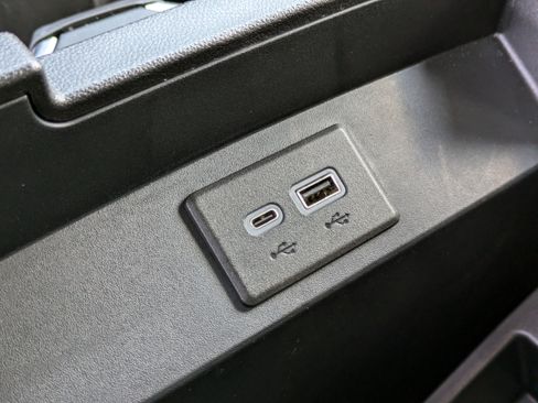 Used 2023 GMC Yukon SLT image 32