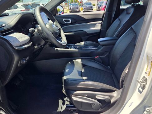 Used 2025 Jeep Compass Latitude AWD/4WD image 5
