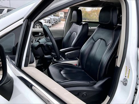 Used 2021 Chrysler Voyager Lxi image 7