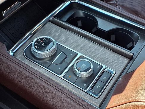 Used 2024 Ford Expedition Limited image 16