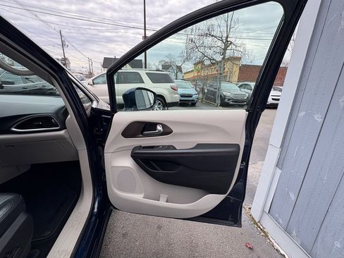 Used 2017 Chrysler Pacifica Touring-L Plus image 7