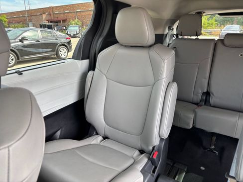 Used 2025 Toyota Sienna XLE FWD image 40