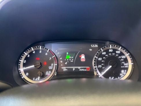 Used 2025 Toyota Highlander LE FWD image 42