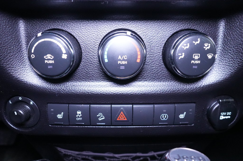 Used 2017 Jeep Wrangler Unlimited Sahara w/ Connectivity Group AWD/4WD image 31