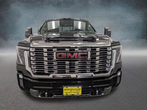 Used 2024 GMC Sierra 2500 Denali image 2