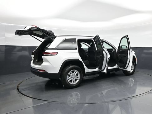 Used 2025 Jeep Grand Cherokee Laredo w/ Luxury Tech Group I AWD/4WD image 5