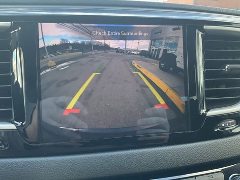 Used 2020 Chrysler Pacifica Touring w/ Cold Weather Group FWD image 10