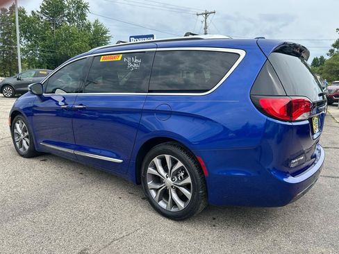Used 2019 Chrysler Pacifica Limited w/ Tire & Wheel Group FWD image 2