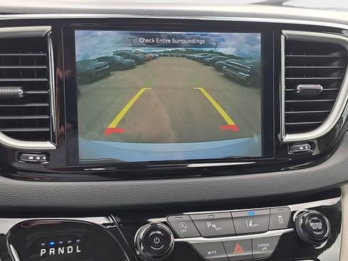 Used 2023 Chrysler Pacifica Touring-L FWD image 27