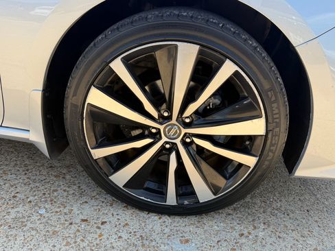 Used 2019 Nissan Altima 2.5 SR FWD image 11