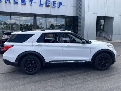 Used 2021 Ford Explorer XLT AWD/4WD image 8
