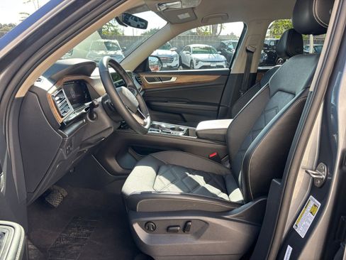 Used 2025 Volkswagen Atlas SE image 28