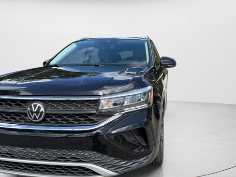 Certified 2022 Volkswagen Taos SE FWD image 9