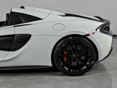 Used 2020 McLaren 570S Spider image 9