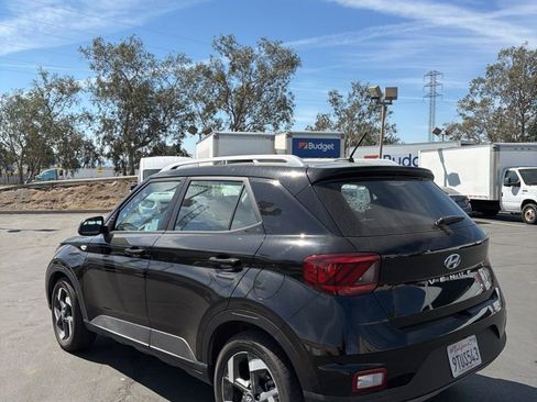 Used 2025 Hyundai Venue SEL image 8