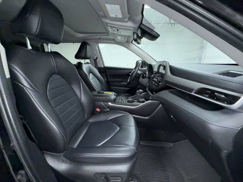 Certified 2024 Toyota Highlander XLE AWD/4WD image 6