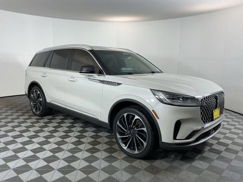 Used 2025 Lincoln Aviator Reserve w/ Equipment Group 201A image 3