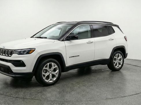 Used 2025 Jeep Compass Latitude image 3