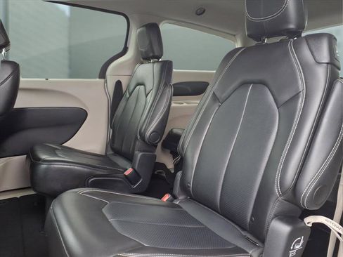 Used 2024 Chrysler Pacifica Touring-L image 13