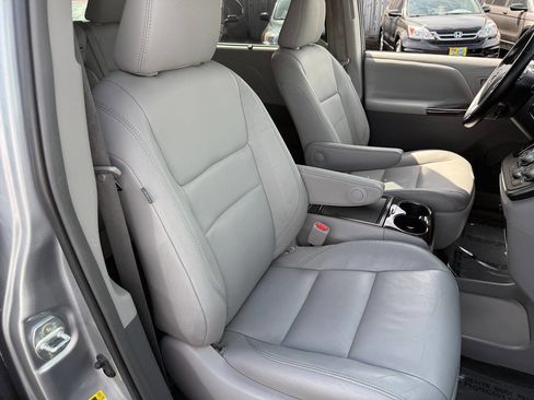 Used 2016 Toyota Sienna XLE w/ XLE Navigation Package FWD image 78