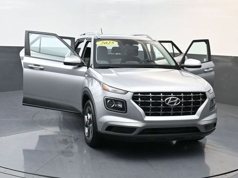 Certified 2025 Hyundai Venue SEL image 30