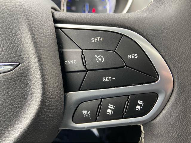 Used 2026 Chrysler Pacifica Limited FWD image 27