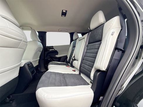 New 2025 Mitsubishi Outlander SE image 25