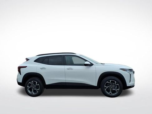New 2026 Chevrolet Trax LT w/ LT Convenience Package FWD image 2